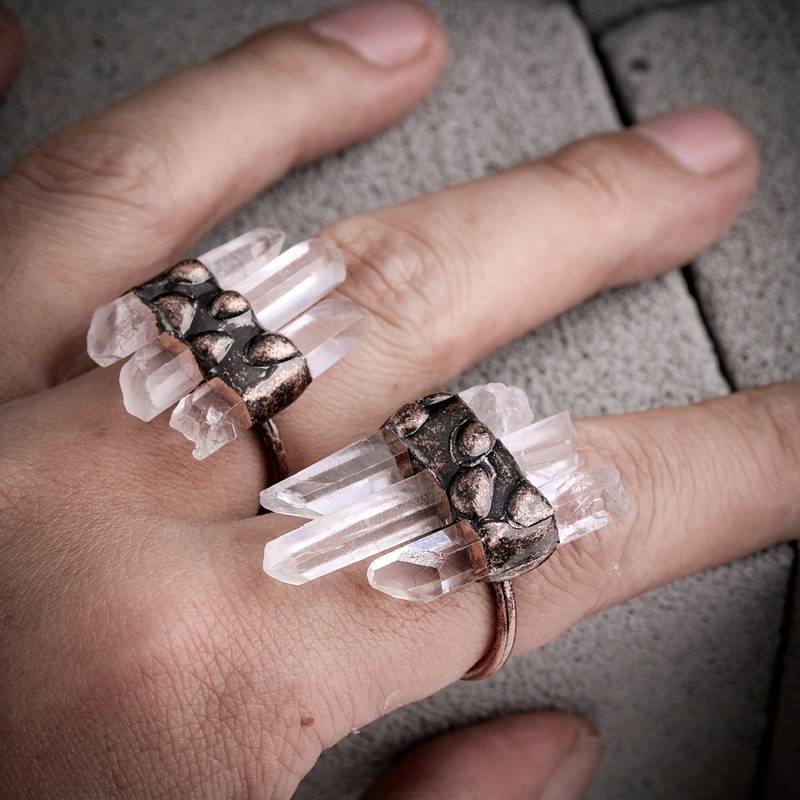 Anillo ajustable de cuarzo transparente natural de Olivenorma