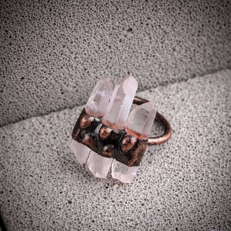 Anillo ajustable de cuarzo transparente natural de Olivenorma