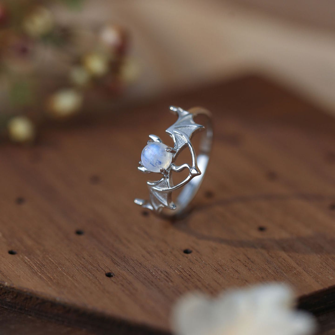 Anillo de plata de ley 925 con diseño de murciélago y piedra lunar de Olivenorma