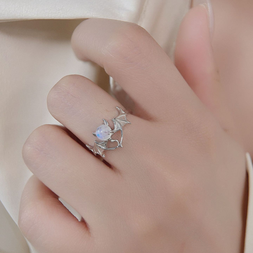 Anillo de plata de ley 925 con diseño de murciélago y piedra lunar de Olivenorma