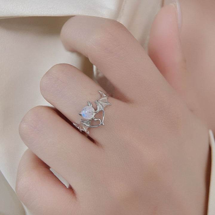 Anillo de plata de ley 925 con diseño de murciélago y piedra lunar de Olivenorma