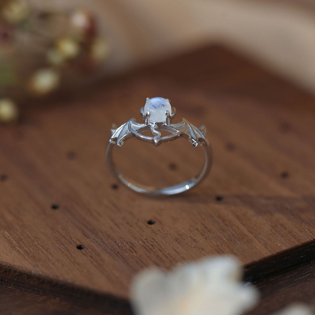 Anillo de plata de ley 925 con diseño de murciélago y piedra lunar de Olivenorma
