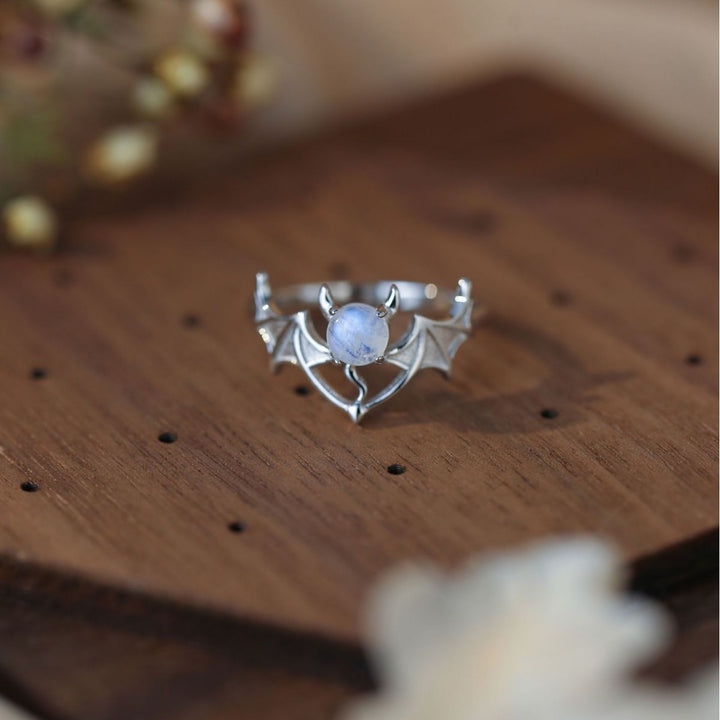 Anillo de plata de ley 925 con diseño de murciélago y piedra lunar de Olivenorma