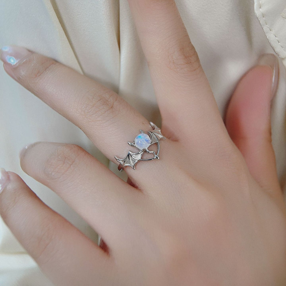 Anillo de plata de ley 925 con diseño de murciélago y piedra lunar de Olivenorma
