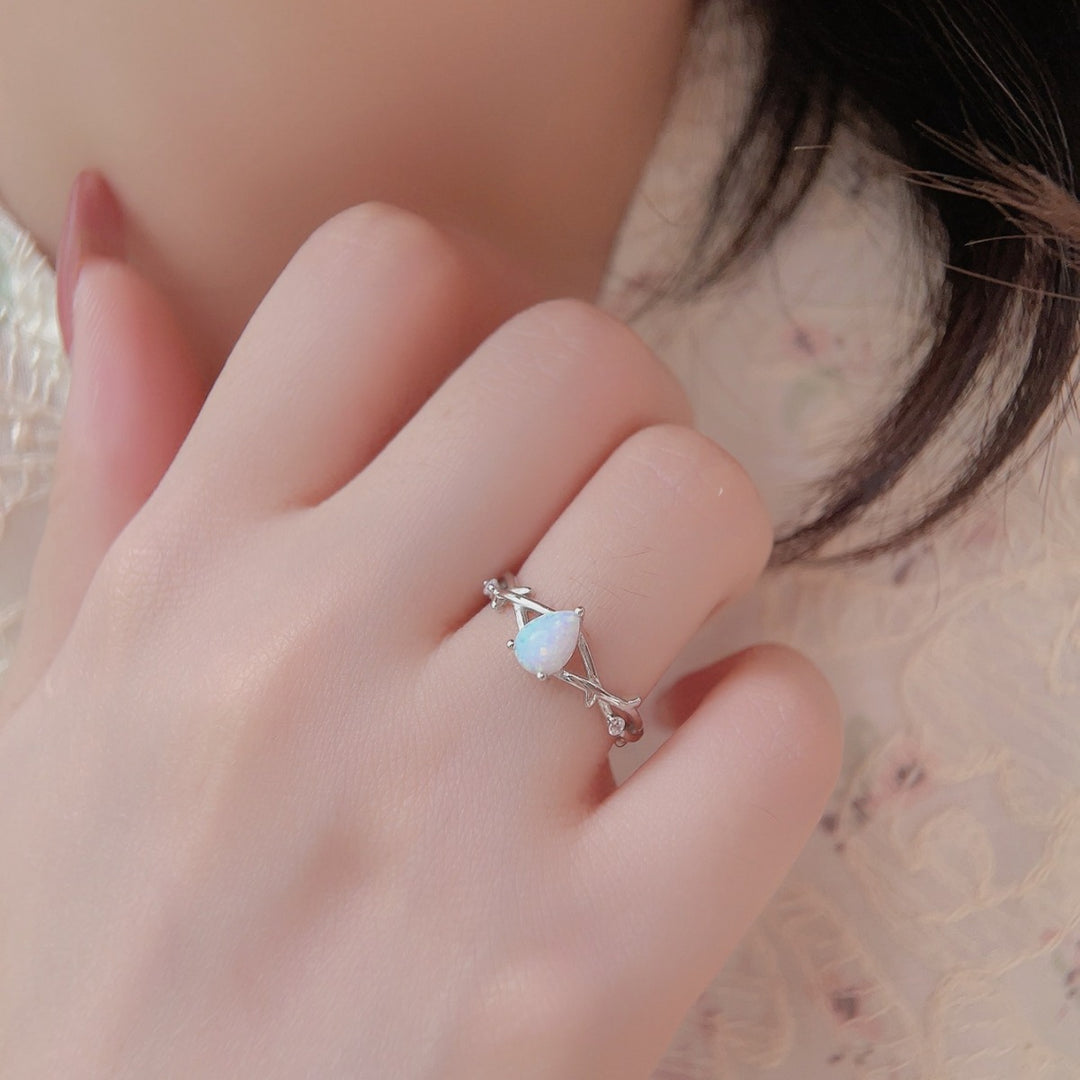 Anillo con diseño entrelazado de enredadera de árbol de ópalo en forma de gota de agua de Olivenorma.