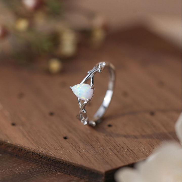 Anillo con diseño entrelazado de enredadera de árbol de ópalo en forma de gota de agua de Olivenorma.