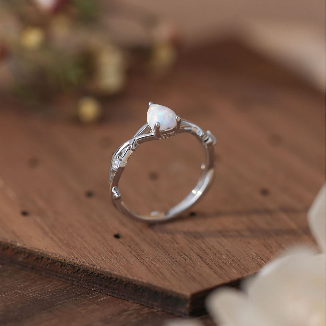 Anillo con diseño entrelazado de enredadera de árbol de ópalo en forma de gota de agua de Olivenorma.