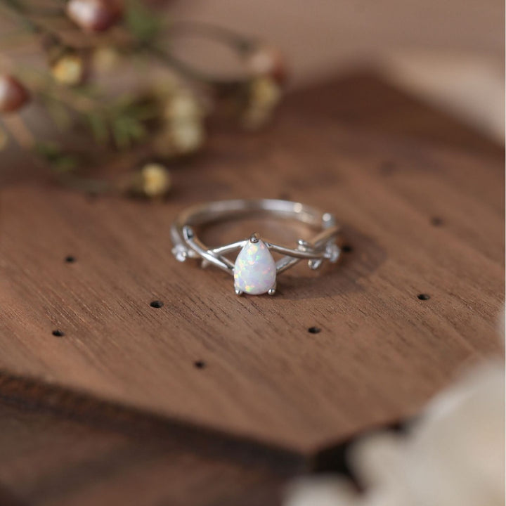Anillo con diseño entrelazado de enredadera de árbol de ópalo en forma de gota de agua de Olivenorma.