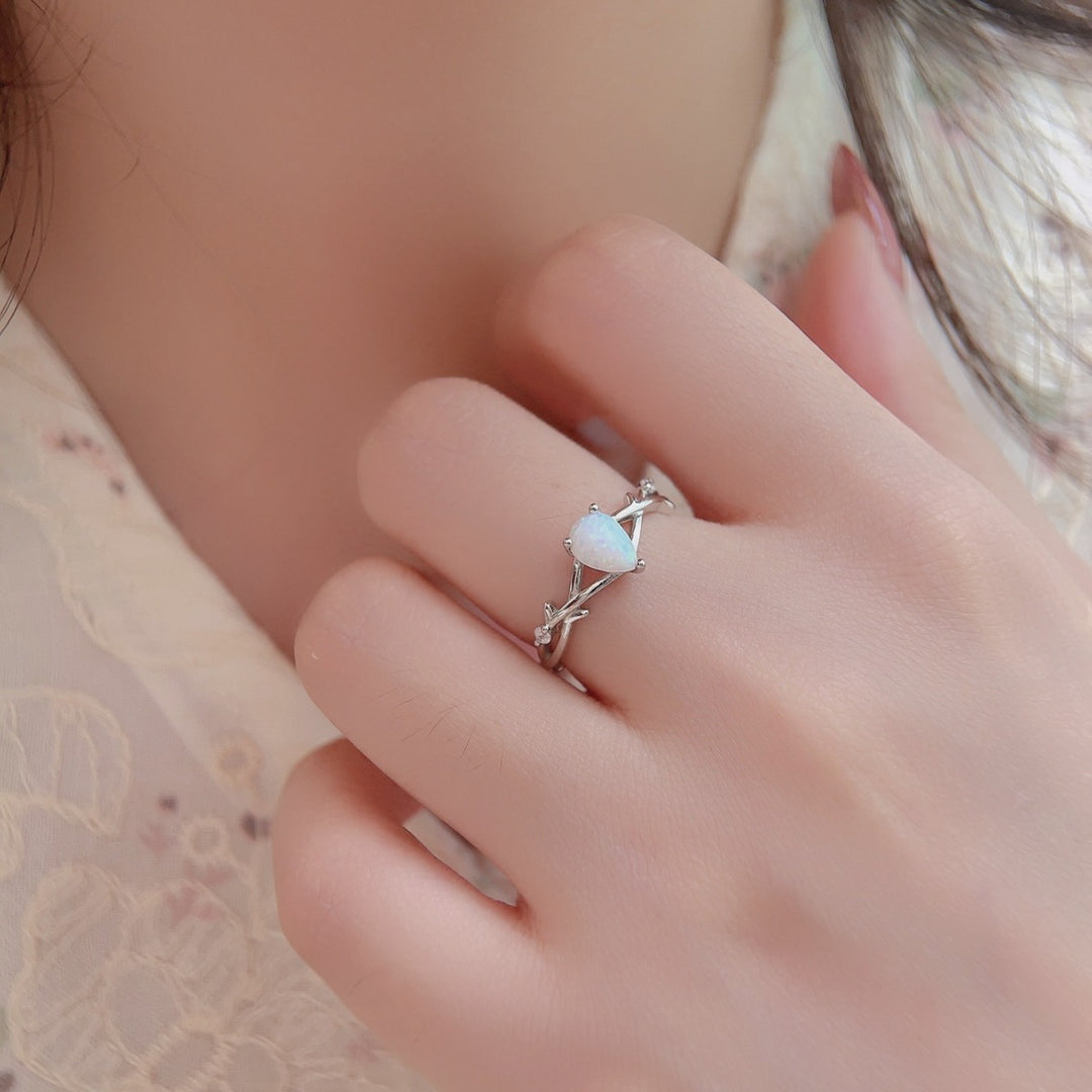 Anillo con diseño entrelazado de enredadera de árbol de ópalo en forma de gota de agua de Olivenorma.