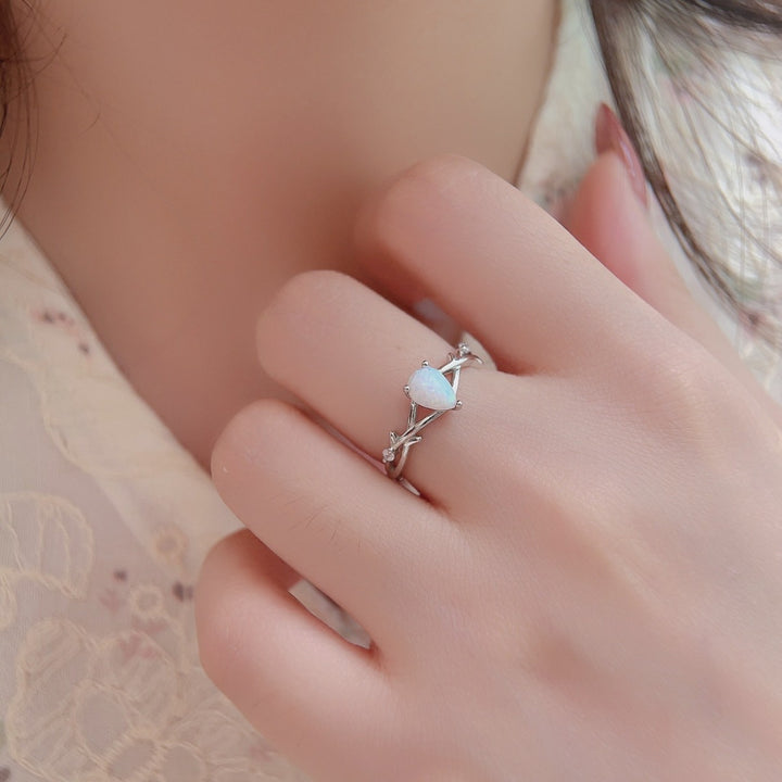 Anillo con diseño entrelazado de enredadera de árbol de ópalo en forma de gota de agua de Olivenorma.