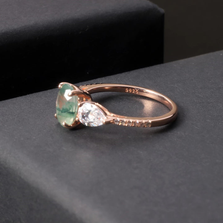 Anillo bilateral de ágata musgosa de Olivenorma con circonita blanca