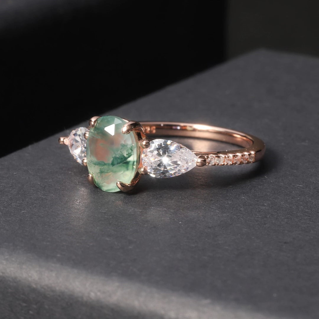 Anillo bilateral de ágata musgosa de Olivenorma con circonita blanca