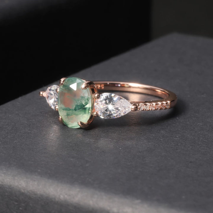Anillo bilateral de ágata musgosa de Olivenorma con circonita blanca