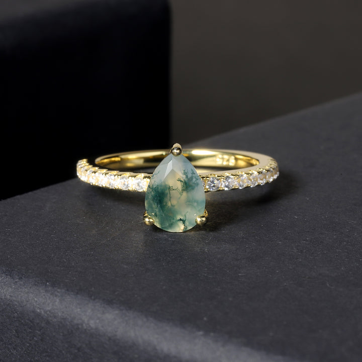 Anillo de circonita blanca con incrustaciones de ágata musgosa en forma de gota de Olivenorma