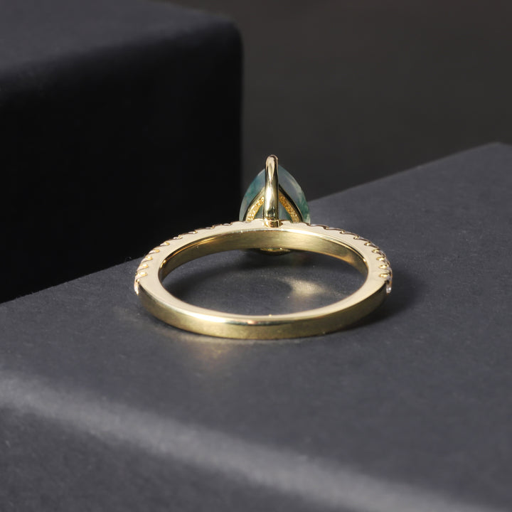 Anillo de circonita blanca con incrustaciones de ágata musgosa en forma de gota de Olivenorma
