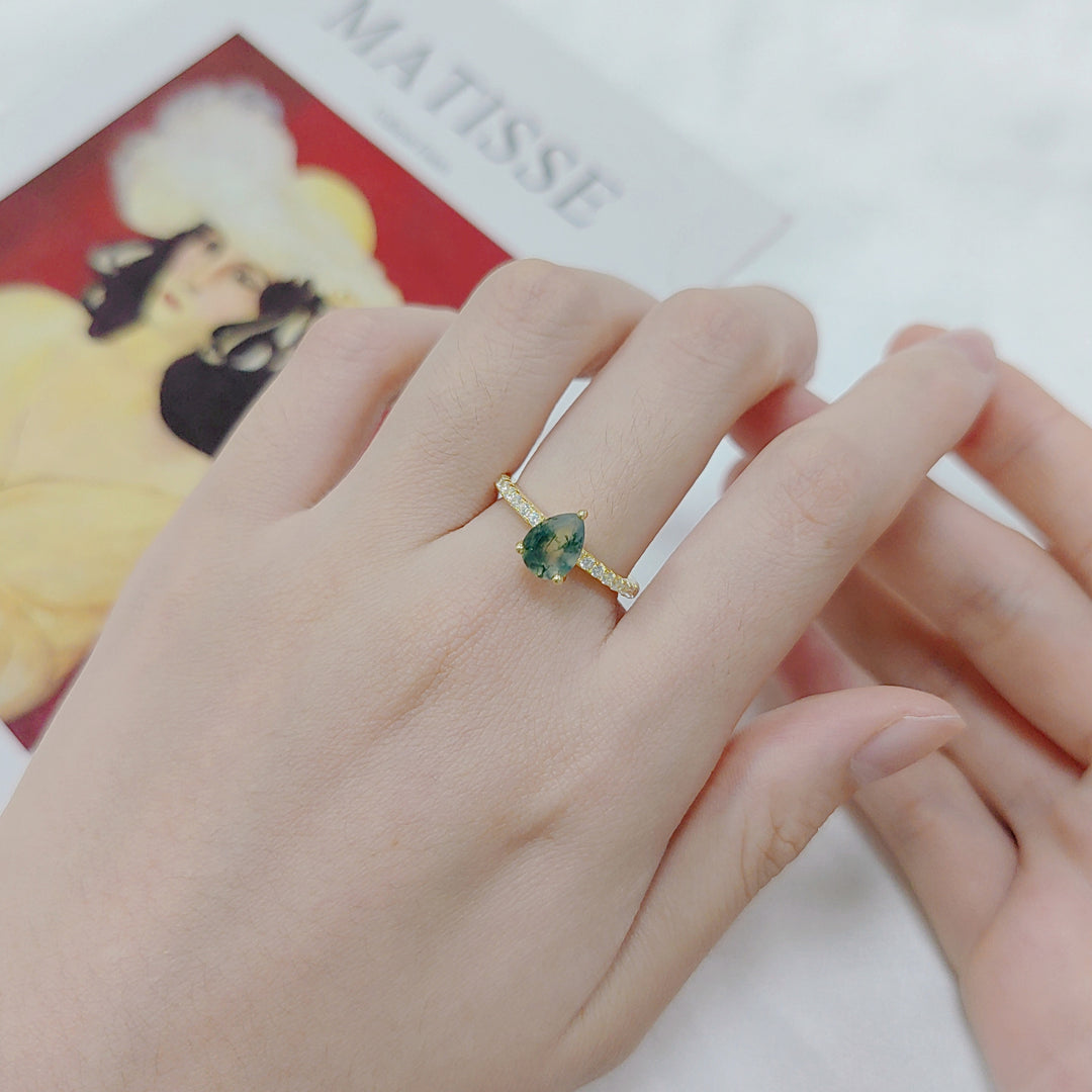 Anillo de circonita blanca con incrustaciones de ágata musgosa en forma de gota de Olivenorma
