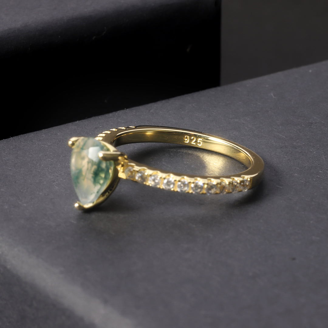 Anillo de circonita blanca con incrustaciones de ágata musgosa en forma de gota de Olivenorma