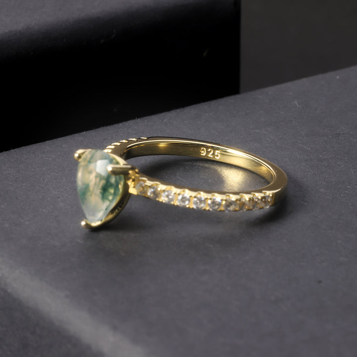 Anillo de circonita blanca con incrustaciones de ágata musgosa en forma de gota de Olivenorma