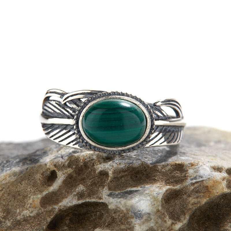 Anillo ajustable abierto con pluma grabada en piedra natural de Olivenorma