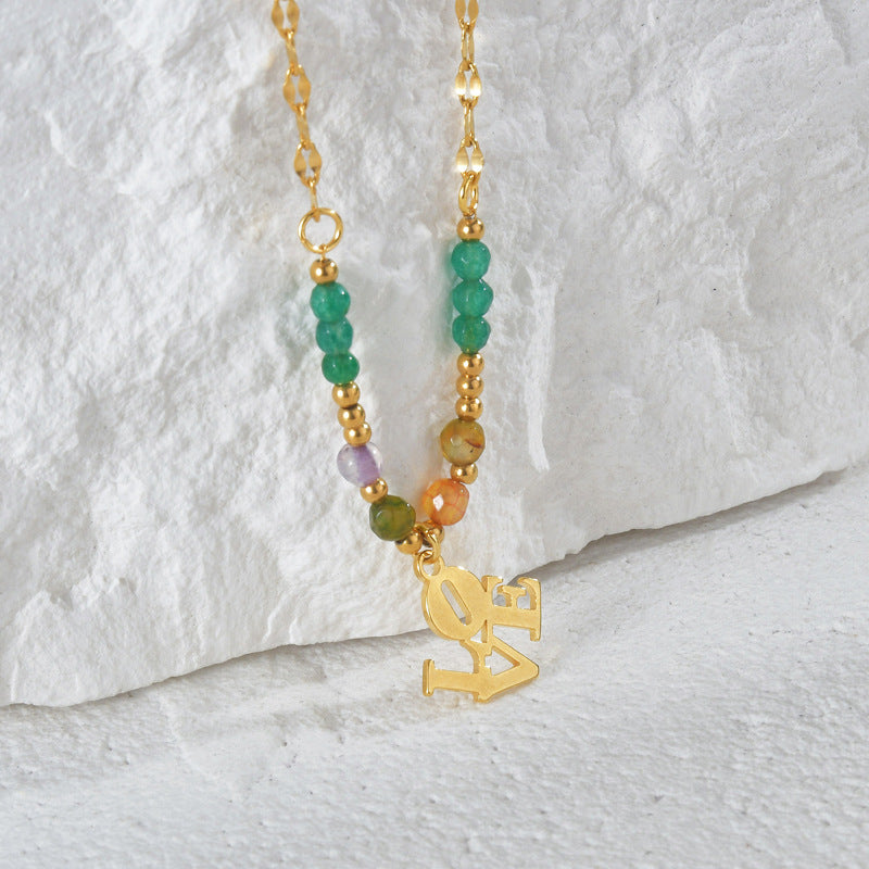 Collar con colgante "LOVE" de cuentas de piedra natural de Olivenorma