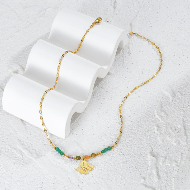 Collar con colgante "LOVE" de cuentas de piedra natural de Olivenorma