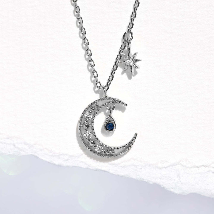 Collar con colgante de luna y estrella con topacio azul y circonita blanca de Olivenorma