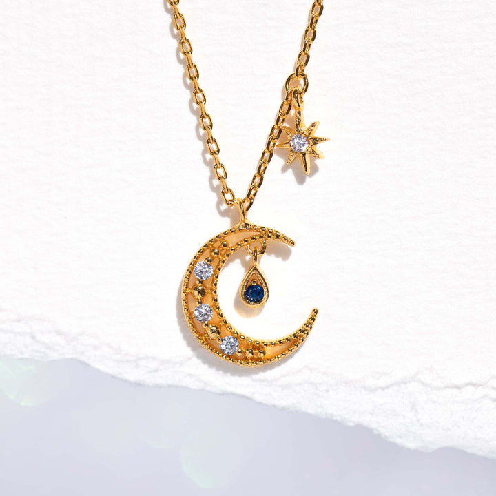 Collar con colgante de luna y estrella con topacio azul y circonita blanca de Olivenorma