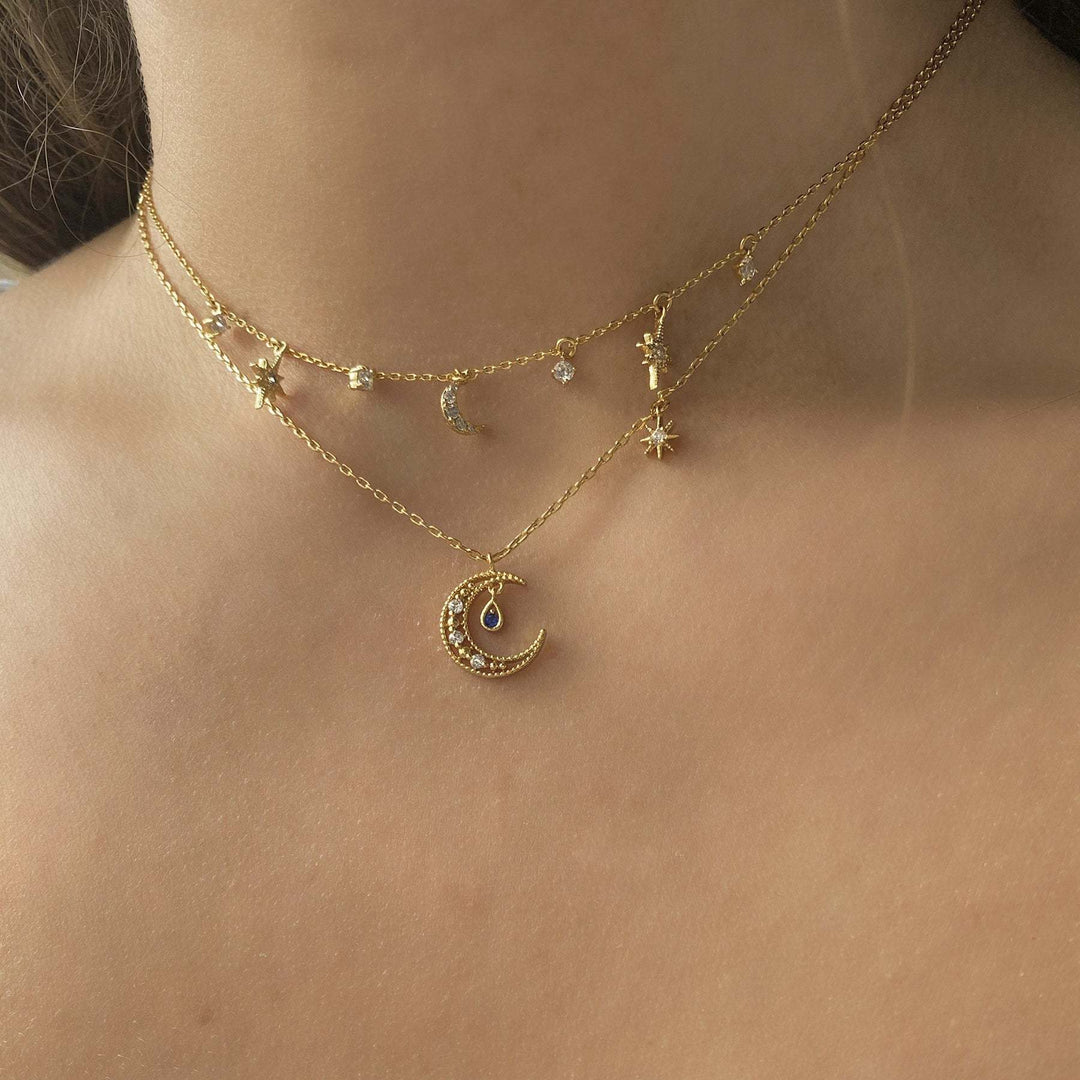 Collar con colgante de luna y estrella con topacio azul y circonita blanca de Olivenorma