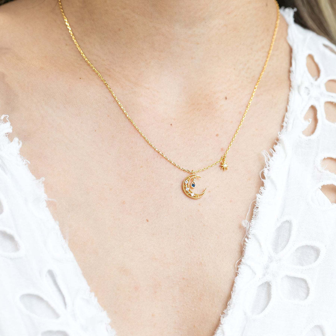 Collar con colgante de luna y estrella con topacio azul y circonita blanca de Olivenorma