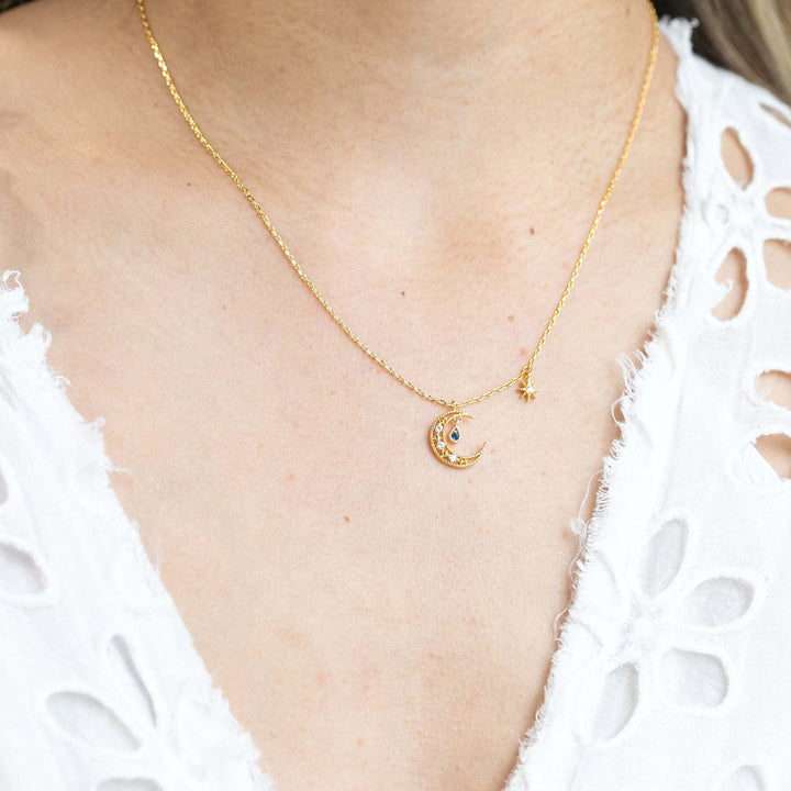 Collar con colgante de luna y estrella con topacio azul y circonita blanca de Olivenorma
