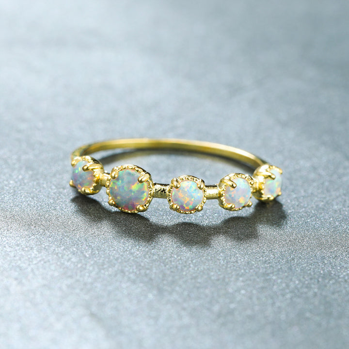 Anillo de diseño sencillo con cinco ópalos blancos y azules de Olivenorma