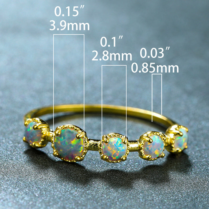Anillo de diseño sencillo con cinco ópalos blancos y azules de Olivenorma