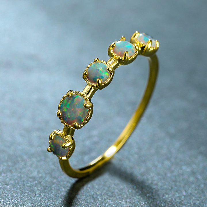 Anillo de diseño sencillo con cinco ópalos blancos y azules de Olivenorma