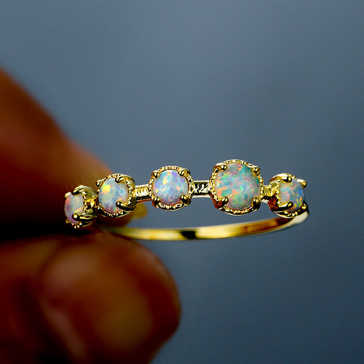 Anillo de diseño sencillo con cinco ópalos blancos y azules de Olivenorma