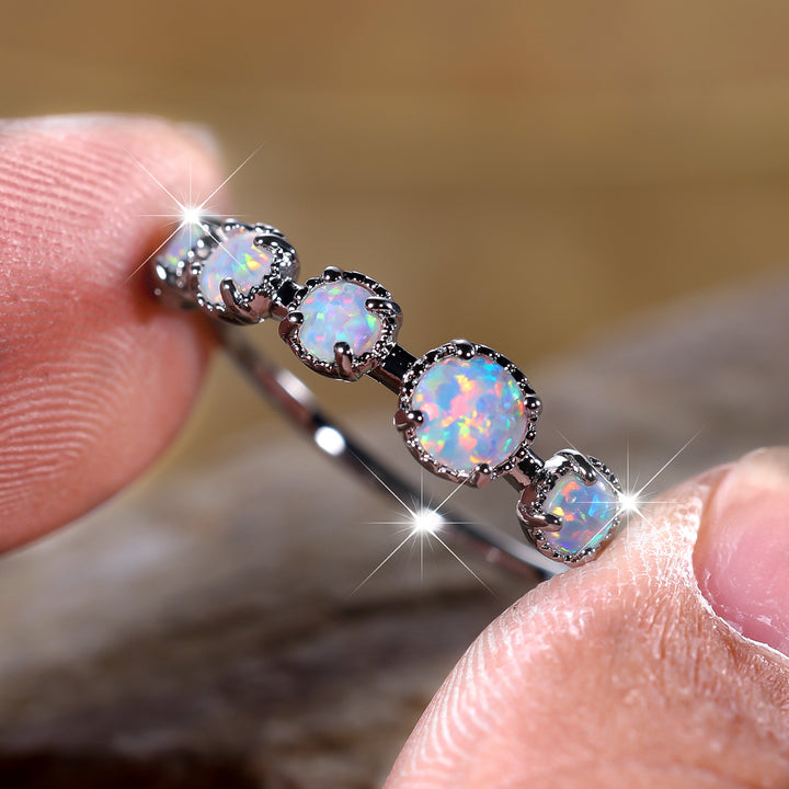 Anillo de diseño sencillo con cinco ópalos blancos y azules de Olivenorma