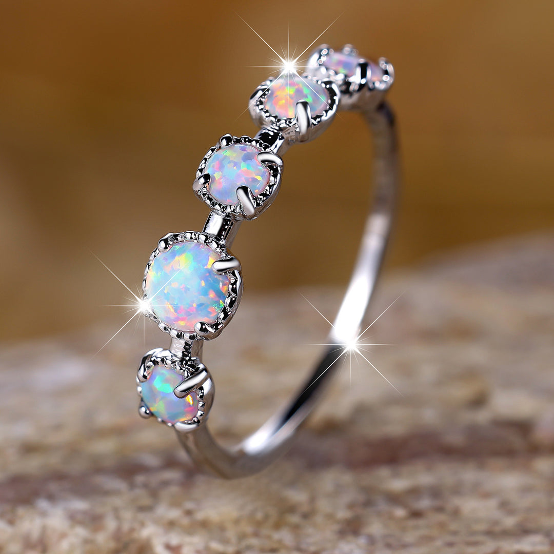 Anillo de diseño sencillo con cinco ópalos blancos y azules de Olivenorma