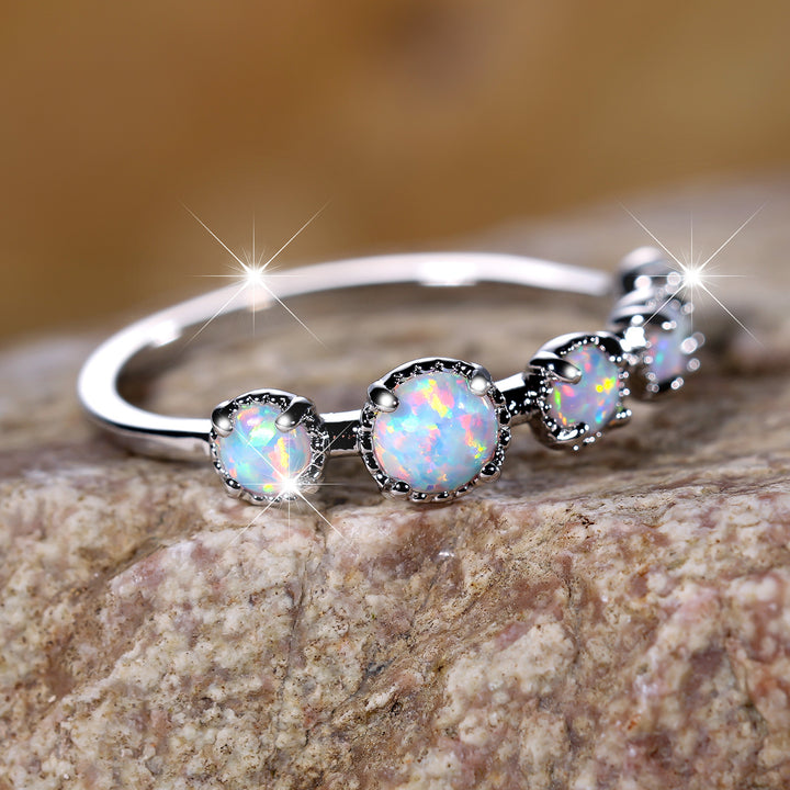 Anillo de diseño sencillo con cinco ópalos blancos y azules de Olivenorma