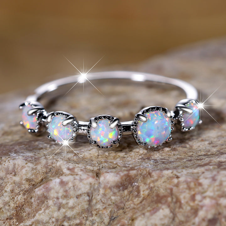 Anillo de diseño sencillo con cinco ópalos blancos y azules de Olivenorma