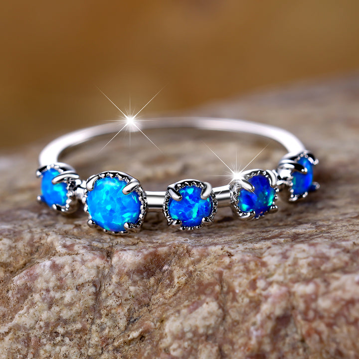 Anillo de diseño sencillo con cinco ópalos blancos y azules de Olivenorma