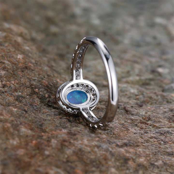 Anillo con diseño de cuerda trenzada con borde de ópalo ovalado de Olivenorma