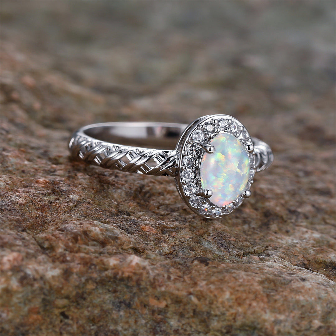 Anillo con diseño de cuerda trenzada con borde de ópalo ovalado de Olivenorma