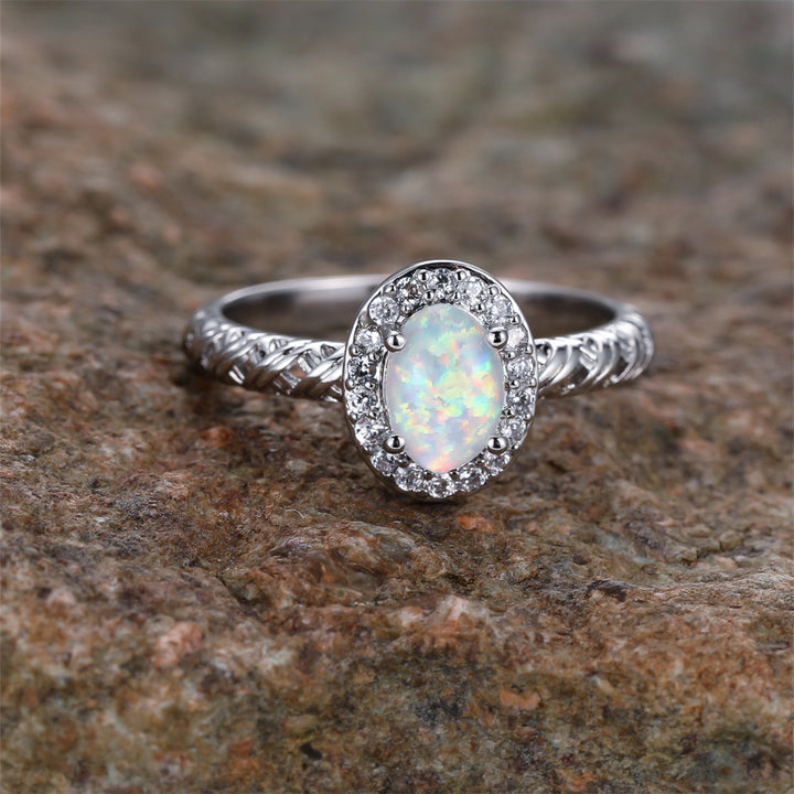 Anillo con diseño de cuerda trenzada con borde de ópalo ovalado de Olivenorma