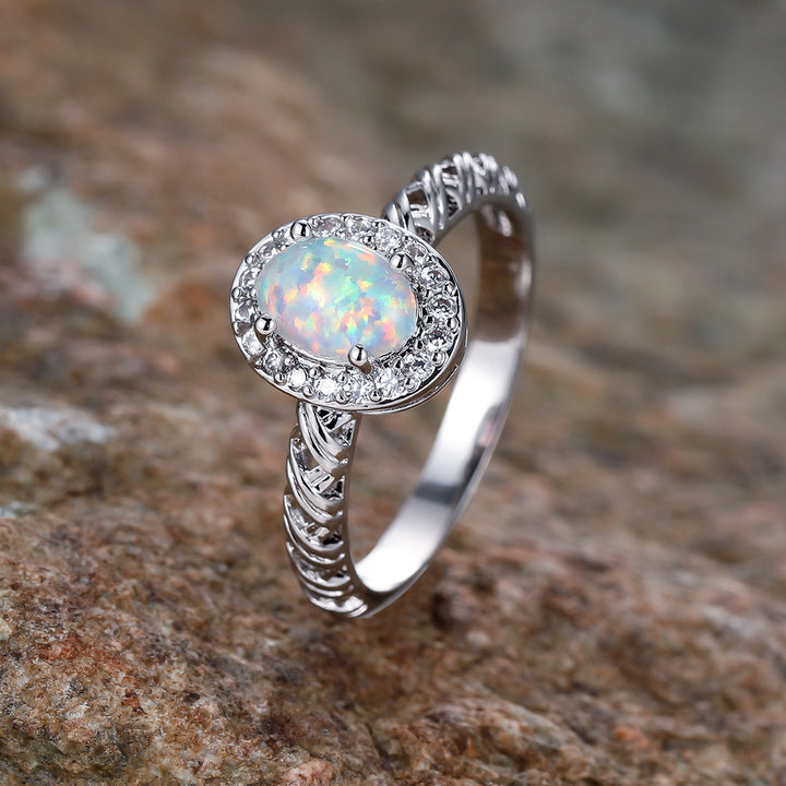 Anillo con diseño de cuerda trenzada con borde de ópalo ovalado de Olivenorma