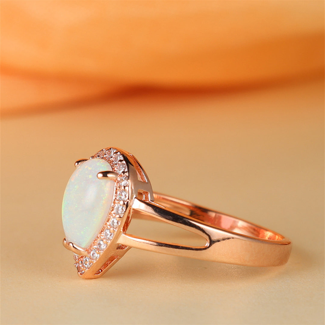 Anillo de lujo con luz de ópalo en forma de gota de agua de Olivenorma