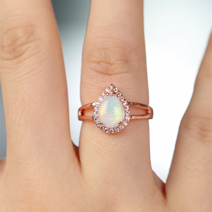 Anillo de lujo con luz de ópalo en forma de gota de agua de Olivenorma