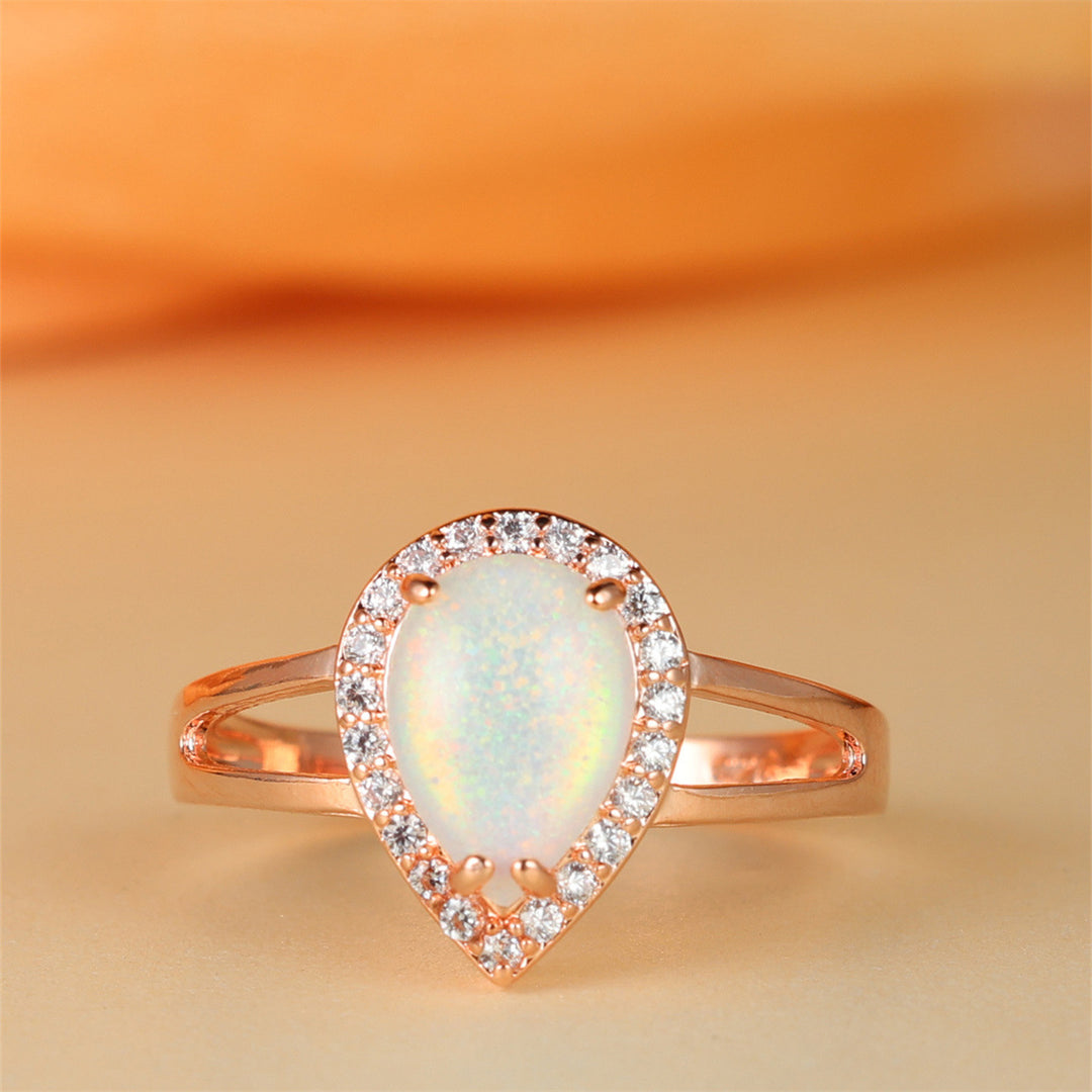 Anillo de lujo con luz de ópalo en forma de gota de agua de Olivenorma