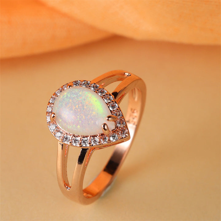 Anillo de lujo con luz de ópalo en forma de gota de agua de Olivenorma