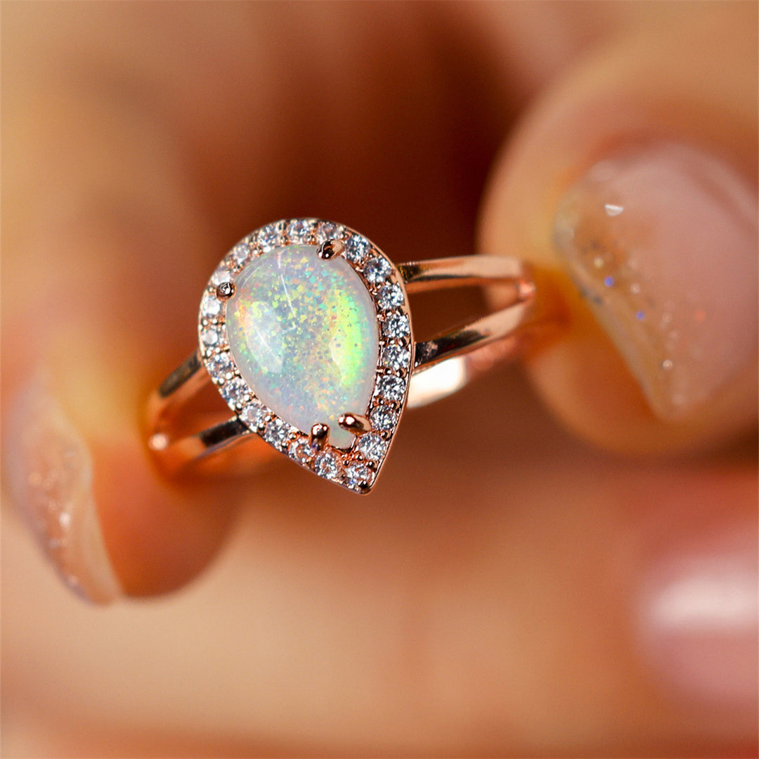 Anillo de lujo con luz de ópalo en forma de gota de agua de Olivenorma