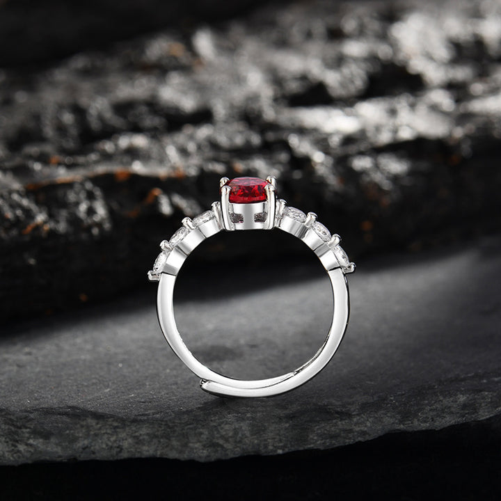 Anillo ajustable de cuarzo rubí y circonita ovalada de Olivenorma