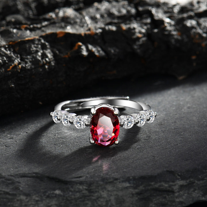 Anillo ajustable de cuarzo rubí y circonita ovalada de Olivenorma